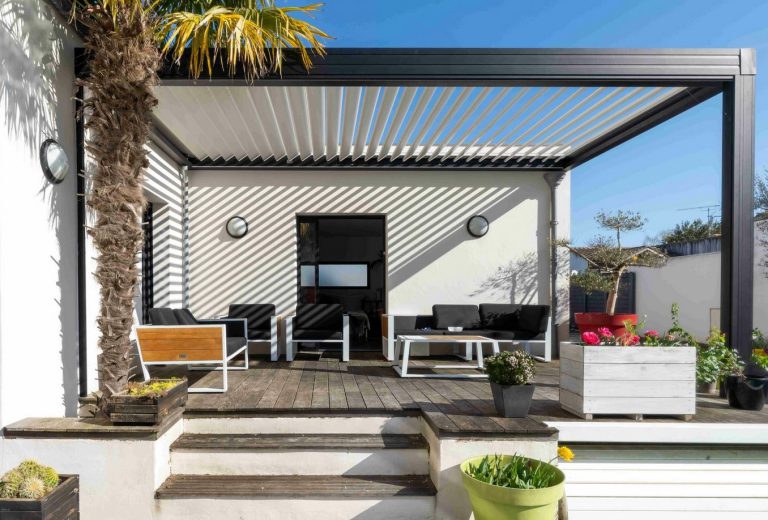 Lire la suite à propos de l’article Comment fixer une pergola adossée ?